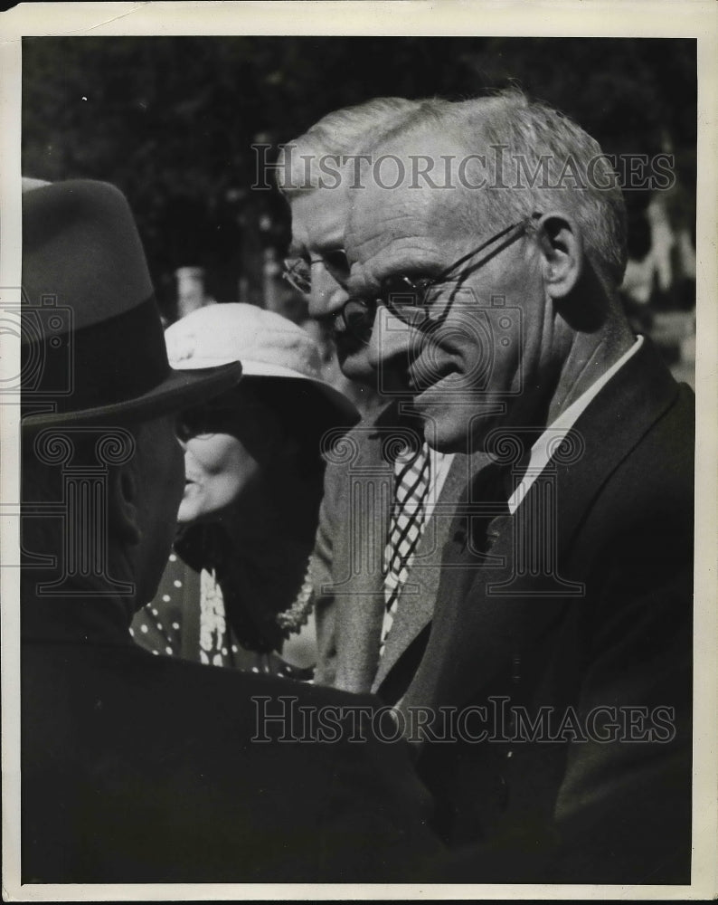 1936 Press Photo J.F. Clevenger father of Murdered victim Helen Clevenger in N.Y - Historic Images