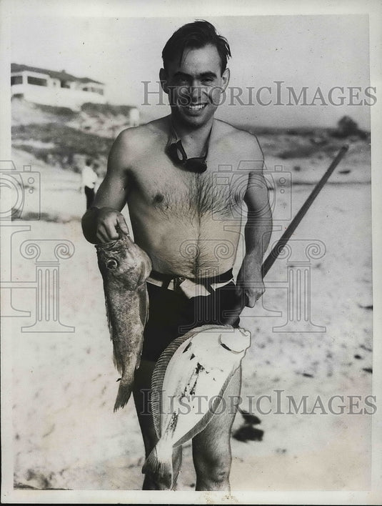 1934 Press Photo Stephen Hassard of San Diego caught fish by a long fish Spear.-Historic Images