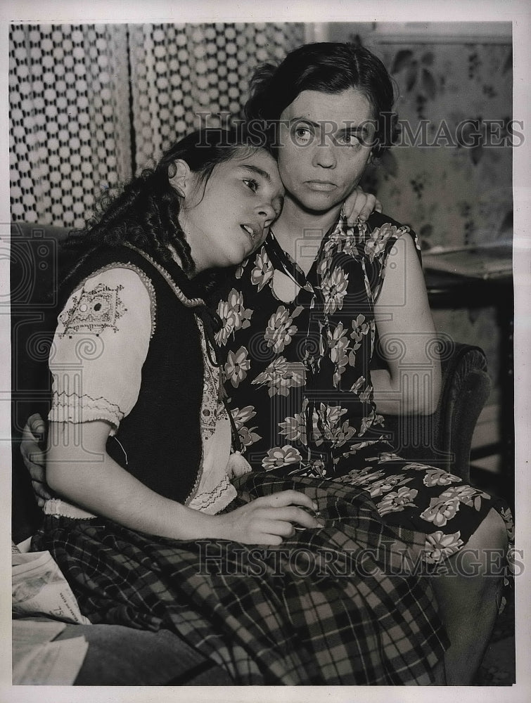 1937 Press Photo Mrs Helen Sloane & daughter Lorraine in Somerville, Mass - Historic Images