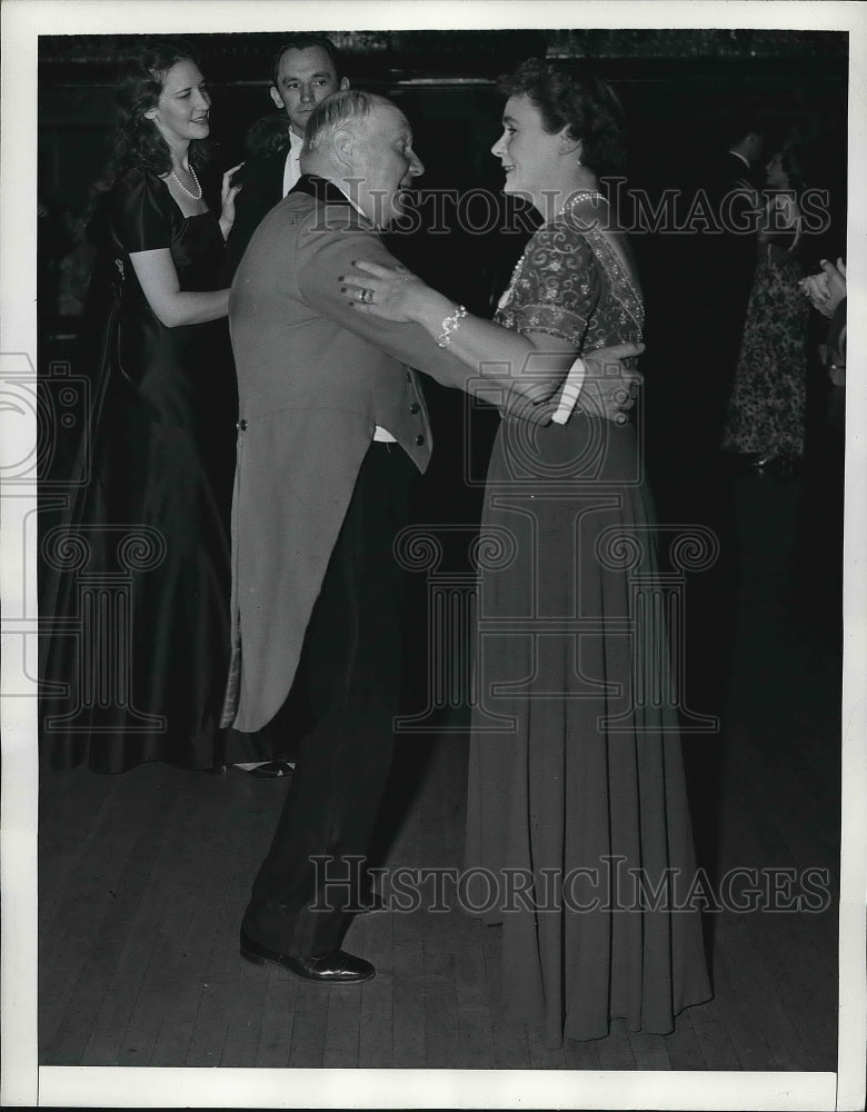 1941 Mrs George St George &amp; Omalley Knott at NYC ball  - Historic Images