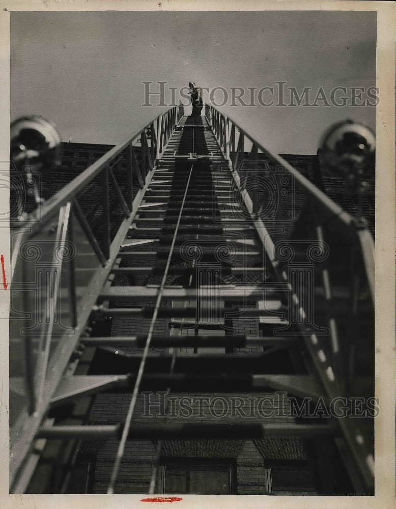 1951 Press Photo 85ft aerial ladderon firetruck in Cleveland, Ohio - nea96120 - Historic Images