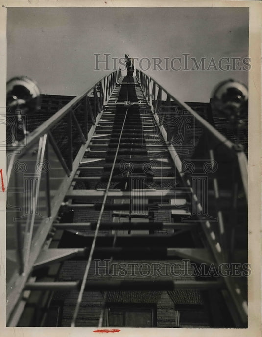 1951 Press Photo 85ft aerial ladderon firetruck in Cleveland, Ohio - nea96120 - Historic Images