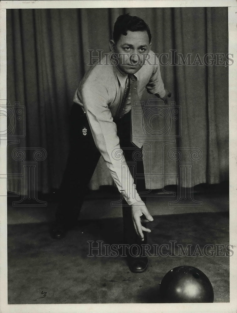 1932 Bowler Pete Mercurio demonstrates his release  - Historic Images
