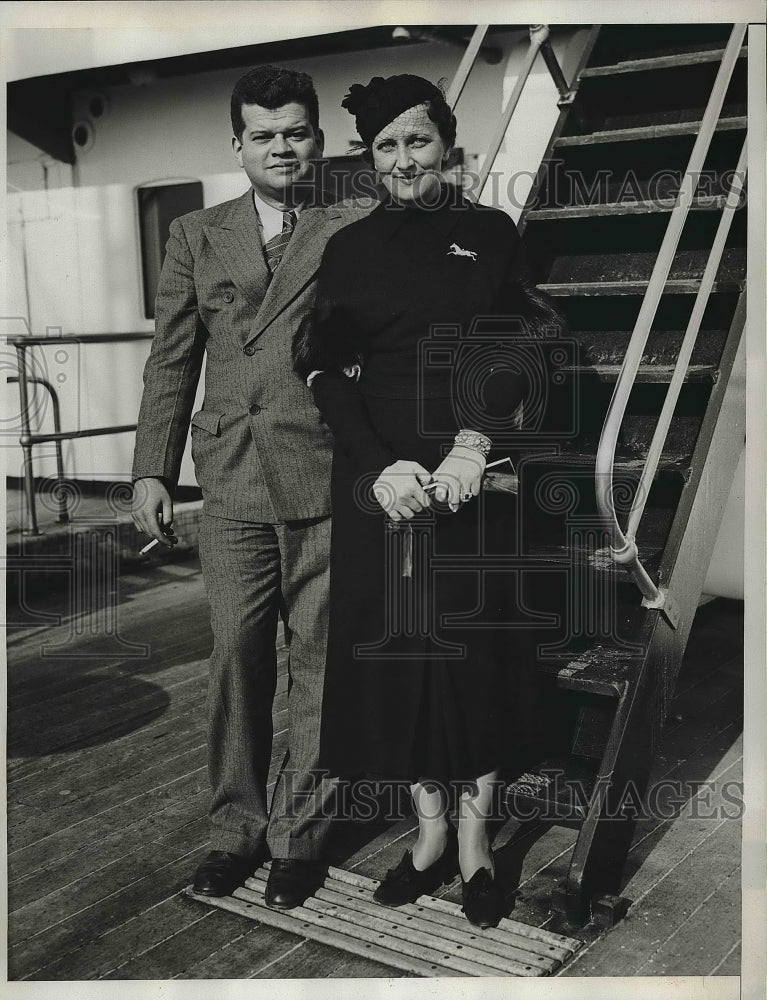 1933 Press Photo Mr &amp; Mrs Frank Theobold Jr of Philadelphia in NYC - Historic Images