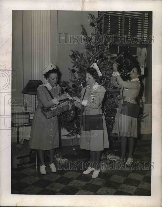 1943 Press Photo Red Cross Hospital Gray Ladies Thunhorst Bender and Clark - Historic Images