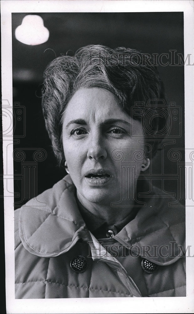 1970 Press Photo Miriam Keeny Outside of Air Pollution Hearing on Fourth Avenue - Historic Images