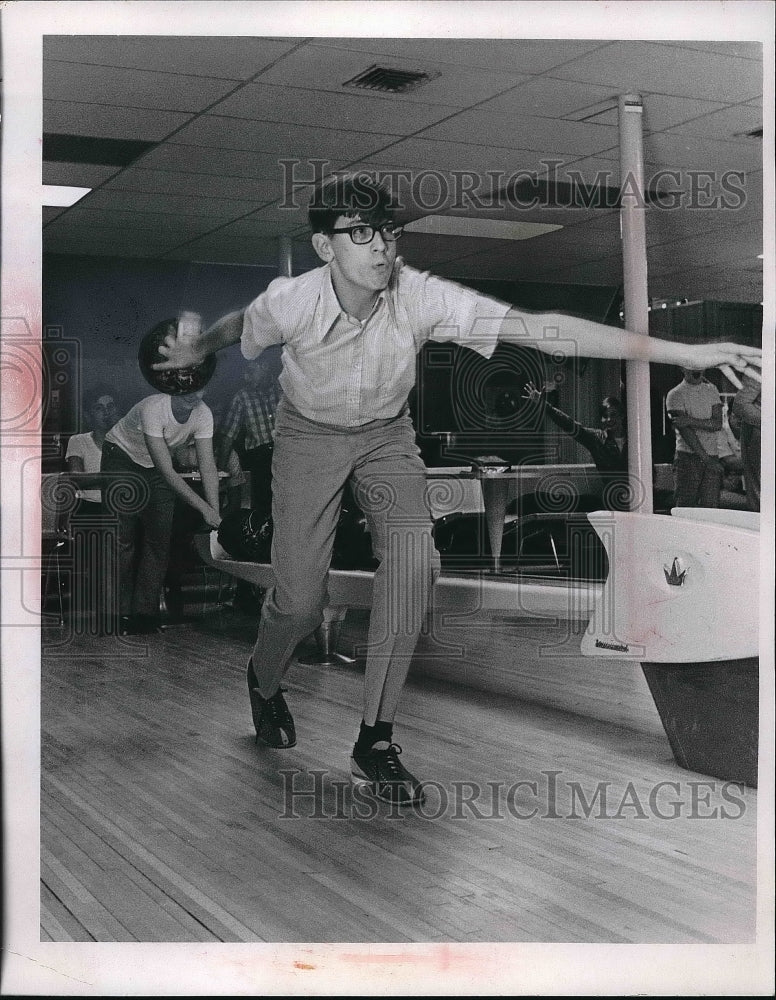 1965 Michael Kukna and his bowling form  - Historic Images