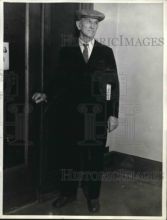 1934 Otto Ellinger Murder Suspect Daniel Snyder at Police Station - Historic Images