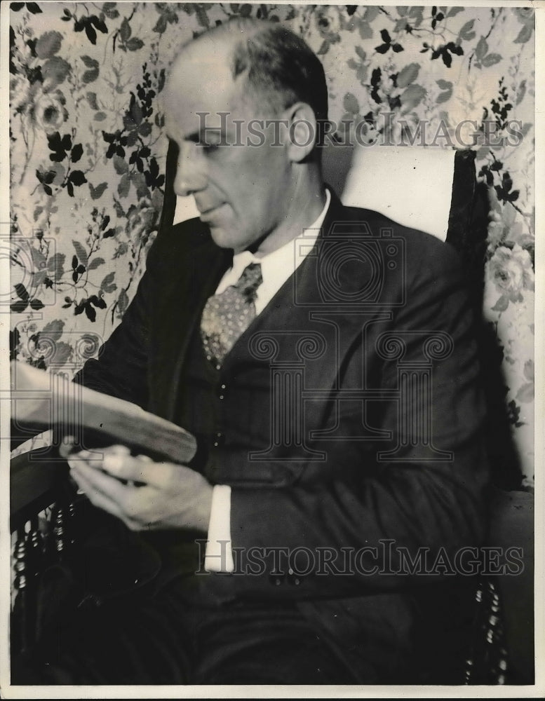 1935 Press Photo Rev Shaffer Reads letter - nea96379 - Historic Images