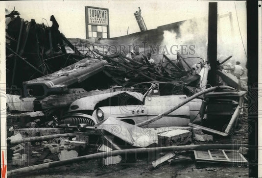 1963 Press Photo Rescue Workers Searching Victims of Cleaning Plant Explosion - Historic Images