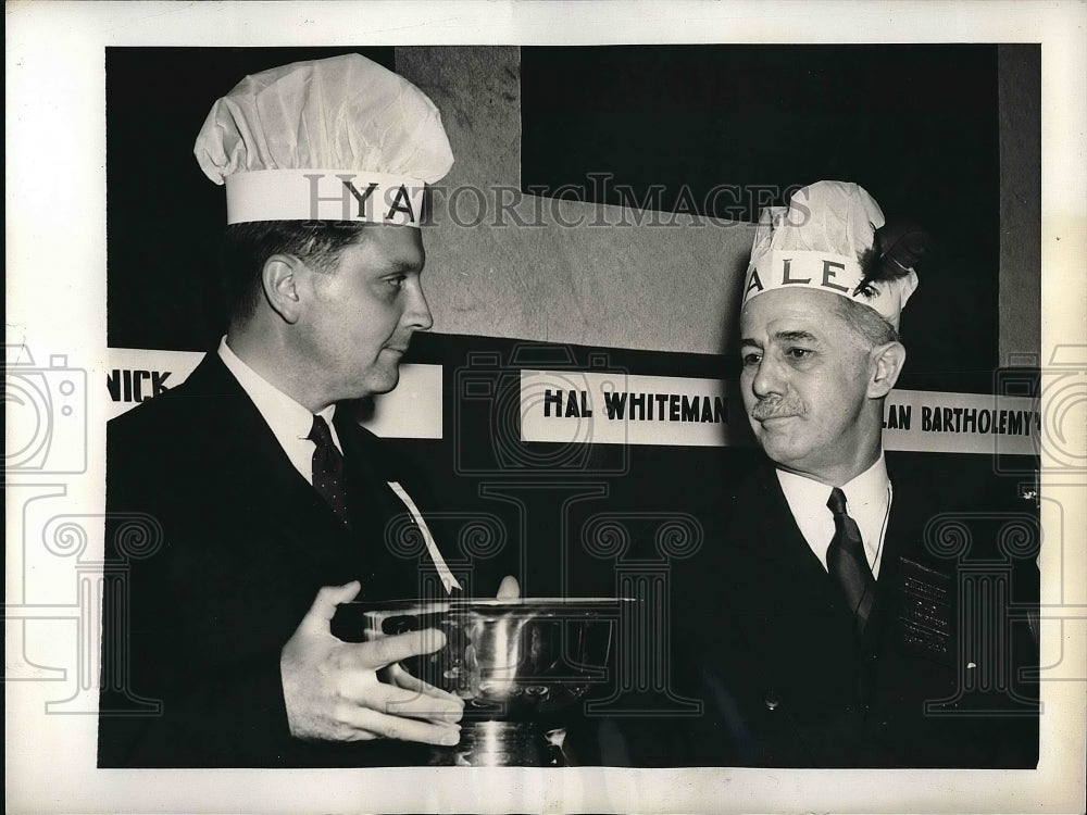 1940 Press Photo Yale Bowl Award Honoree Nicholas Roberts Receiving Award - Historic Images