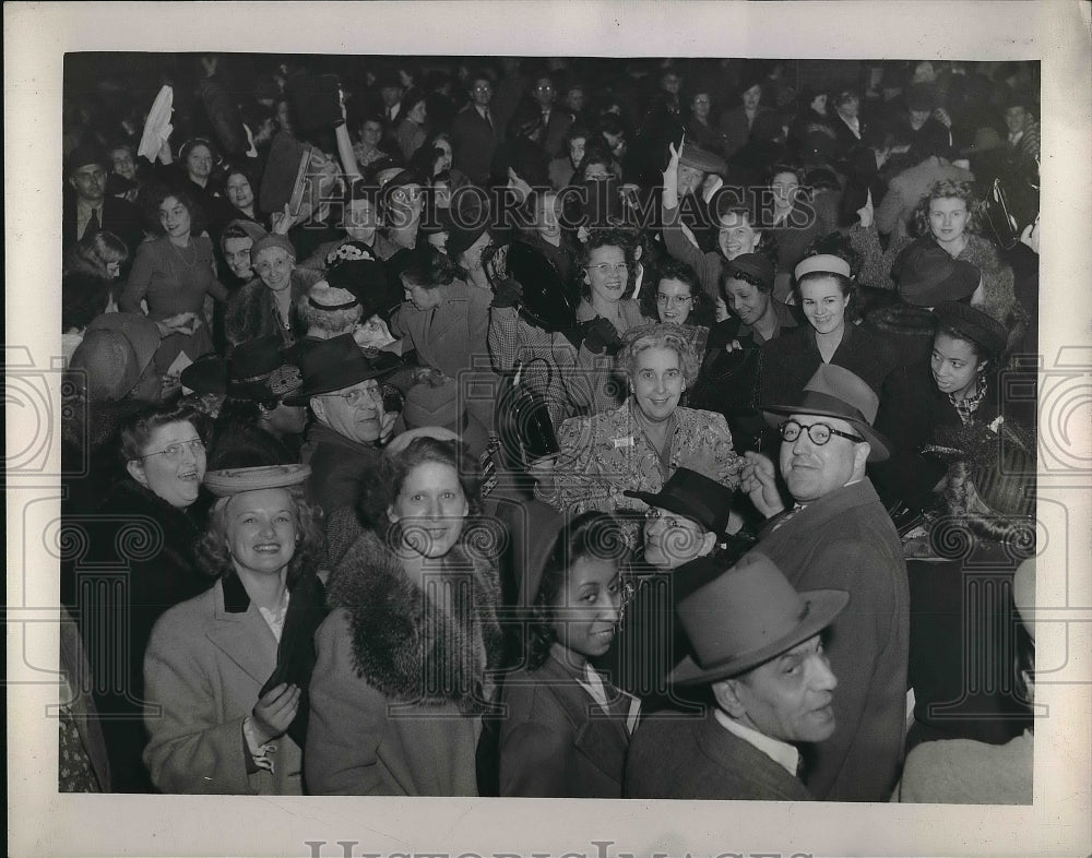 1944 Press Photo Mrs. R. J. Lind at White Elephant Sale - nea96465 - Historic Images