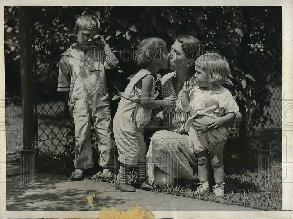 1933 Press Photo Anna Mantyla and kids seek temporary shelter after abandoned by - Historic Images