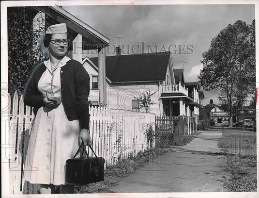 1963 Nurses call on patients at home in Cleveland, Ohio  - Historic Images