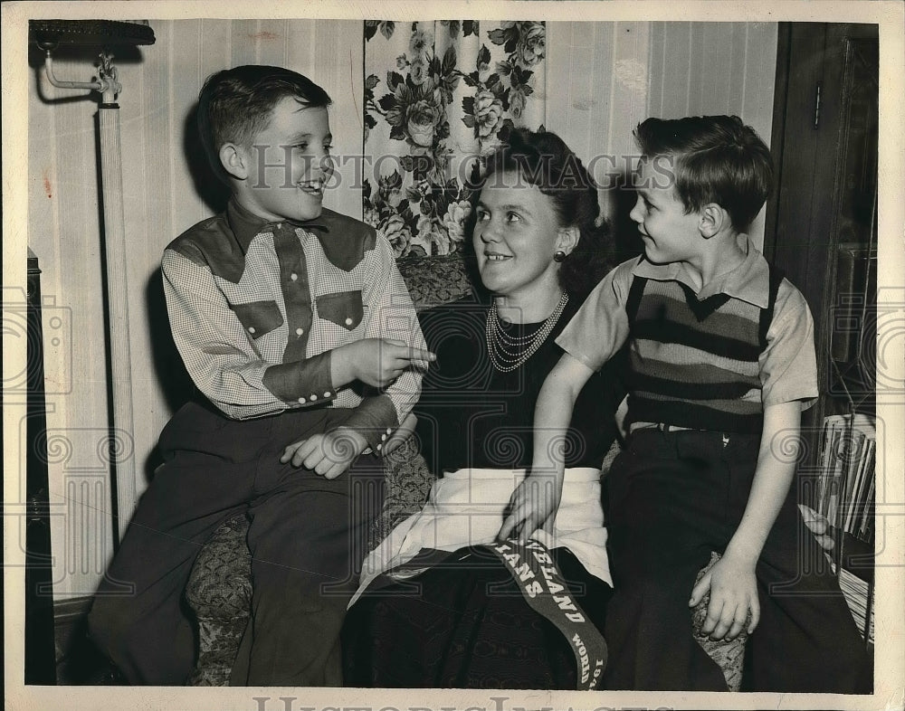1948 Mrs Allan Jones &amp; children Robert &amp; RJ Jr  - Historic Images