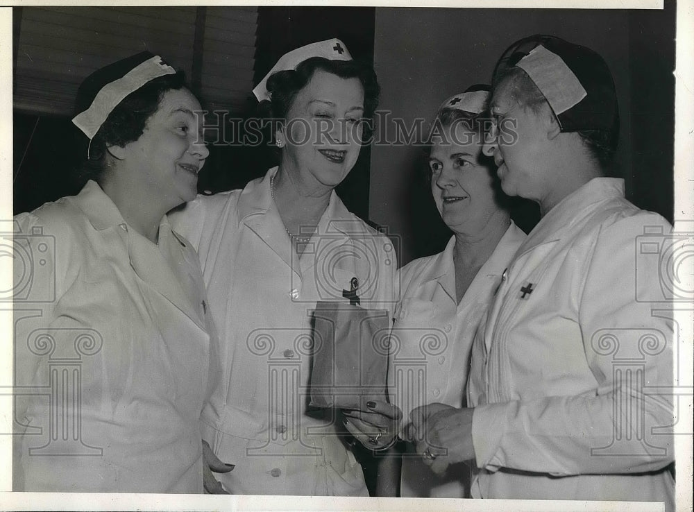 1943 Wives Of Senators Volunteer For Red Cross Taft Gerry Walla - Historic Images