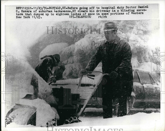 1970 Press Photo Doctor Daniel Kozera Clears His Driveway Of Snow - nea96590 - Historic Images
