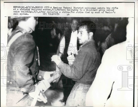 1958 Press Photo police level rifles at striking railroad workers in Mexico City - Historic Images