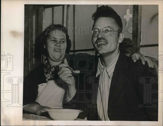 1947 Press Photo Stephen Richardson Witch Doctor Hex Removed - nea96636 - Historic Images