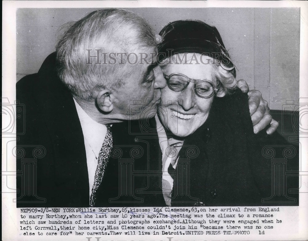 1953 Press Photo Willie Northey Kissing Ida Clemence - Historic Images
