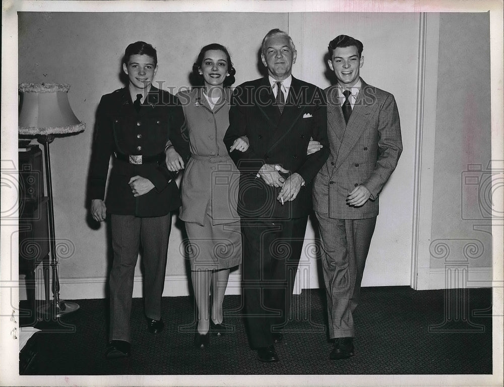 1946 Press Photo Thomas Herbert with Children John, Meta, and Dan - nea96651 - Historic Images