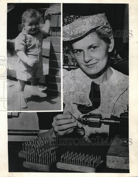 1943 Press Photo Mrs Gertrude Matwizyvk Mother of 10 MonthOld - Historic Images