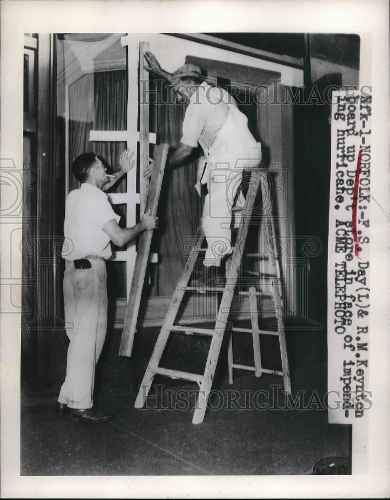 1948 Press Photo F.S. Day and R.M. Keynton board up store before hurricane - Historic Images