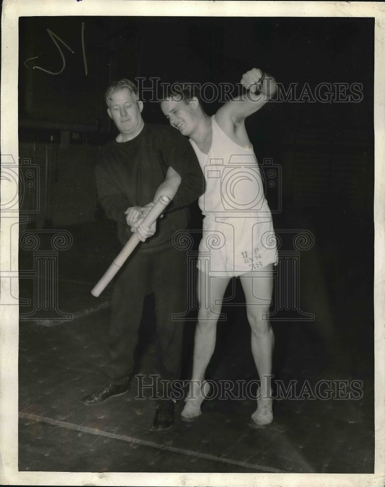 1937 Press Photo Dr. Mason using an arm twist to disarm club of assailant - Historic Images