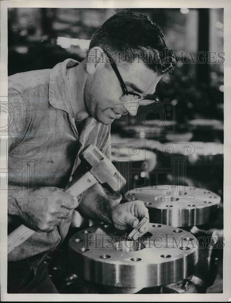1961 Press Photo A.J. Nolen, Jr., W K M Plant, High Pressure Valves Inspection - Historic Images