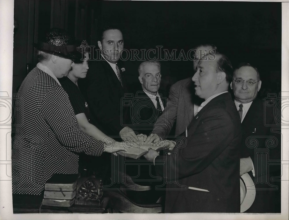 1938 Press Photo The Coroner&#39;s Jury sworn for inquest to death of four convicts - Historic Images