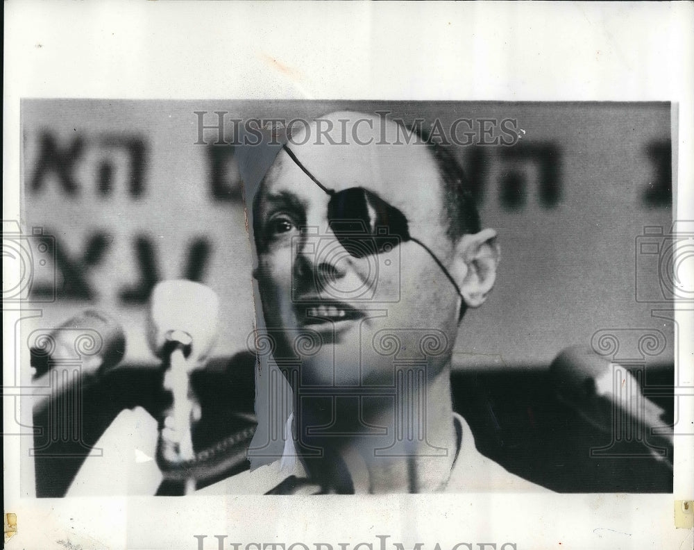1970 Press Photo Israeli Defense Min. Moshe Dayan in Tel aviv - Historic Images
