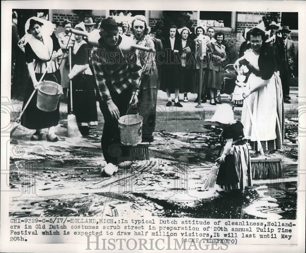 1950 Press Photo Holland, Mich. people in Dutch outfits scrub streets - Historic Images