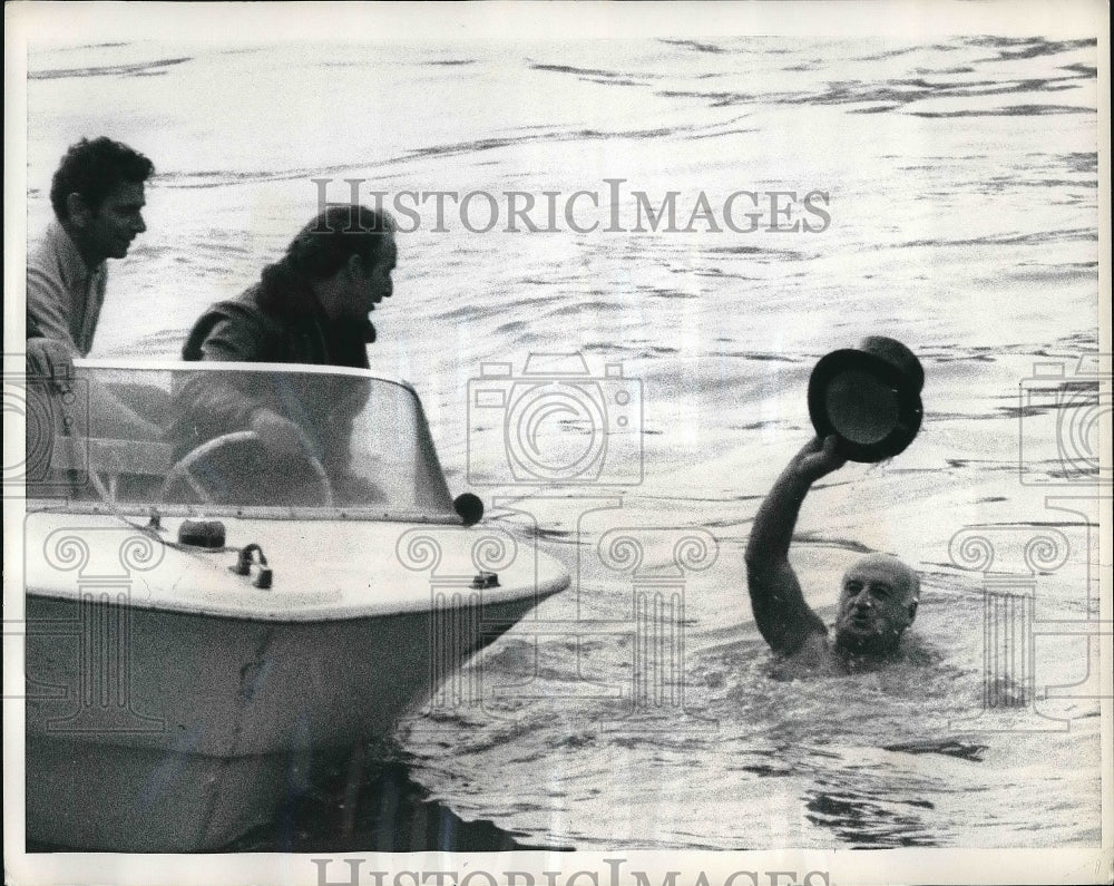 1969 Press Photo Rik Sonaj after dive from Rome bridge on 71st birthday-Historic Images