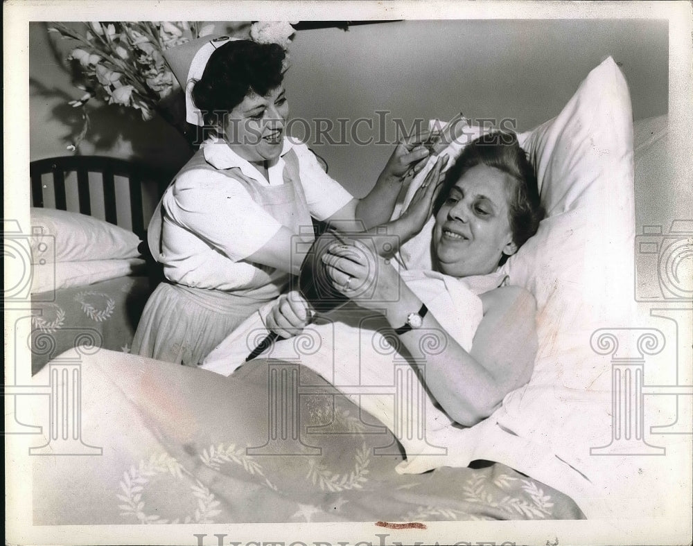 1942 Mrs Ralph Nachannon, nurses aid &amp; Mrs Tim Welch in hospital - Historic Images
