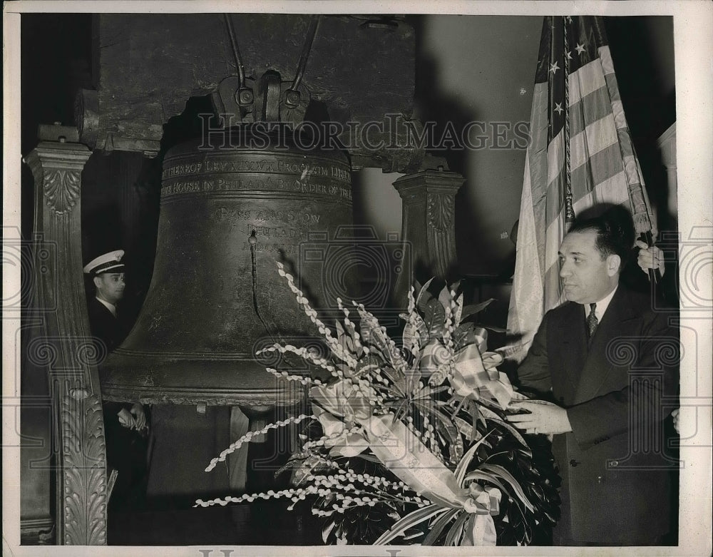 1939 Press Photo Phila.Pa. Henry Monsky of B&#39;nai B&#39;rith at Liberty Bell - Historic Images