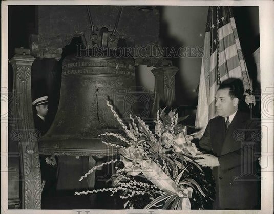 1939 Press Photo Phila.Pa. Henry Monsky of B'nai B'rith at Liberty Bell - Historic Images