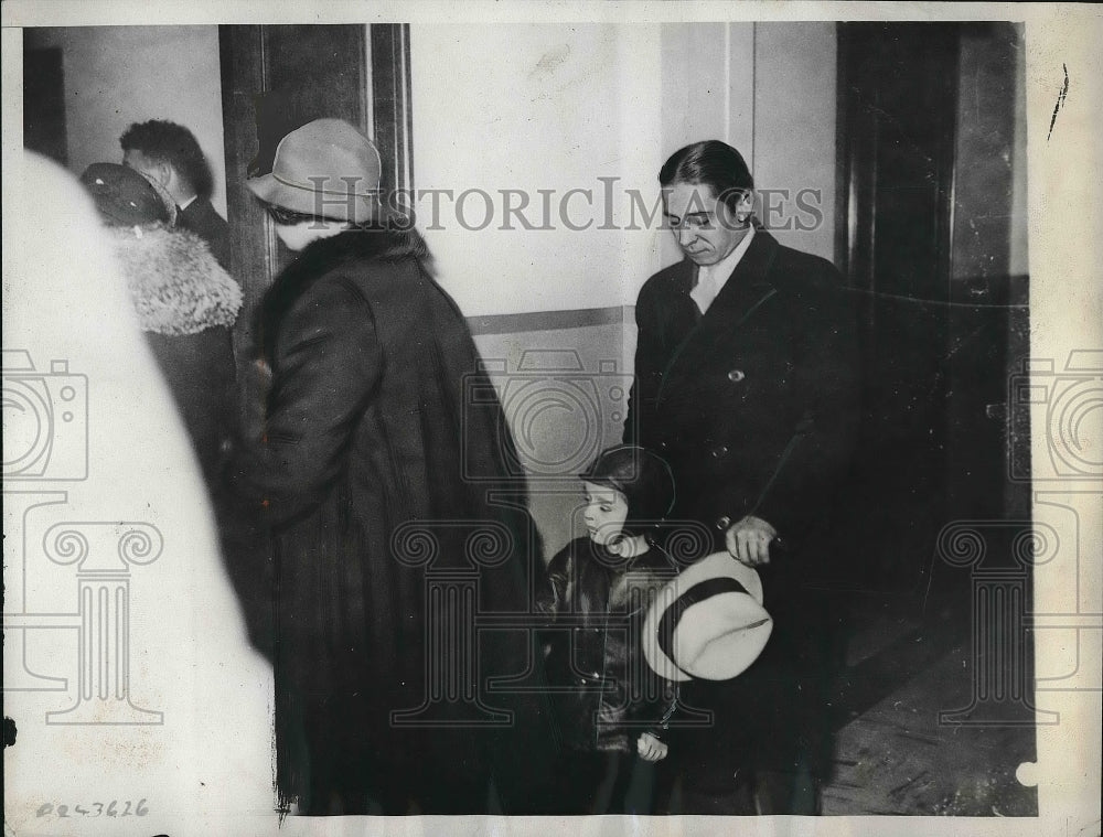 1933 Press Photo Mr &amp; Mrs A Lurrano &amp; son&amp; SA Clark for questioning in a murder - Historic Images