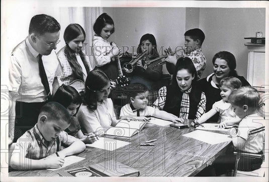 1968 Press Photo Mrs Nash & her class at Cleveland, Ohio school - Historic Images