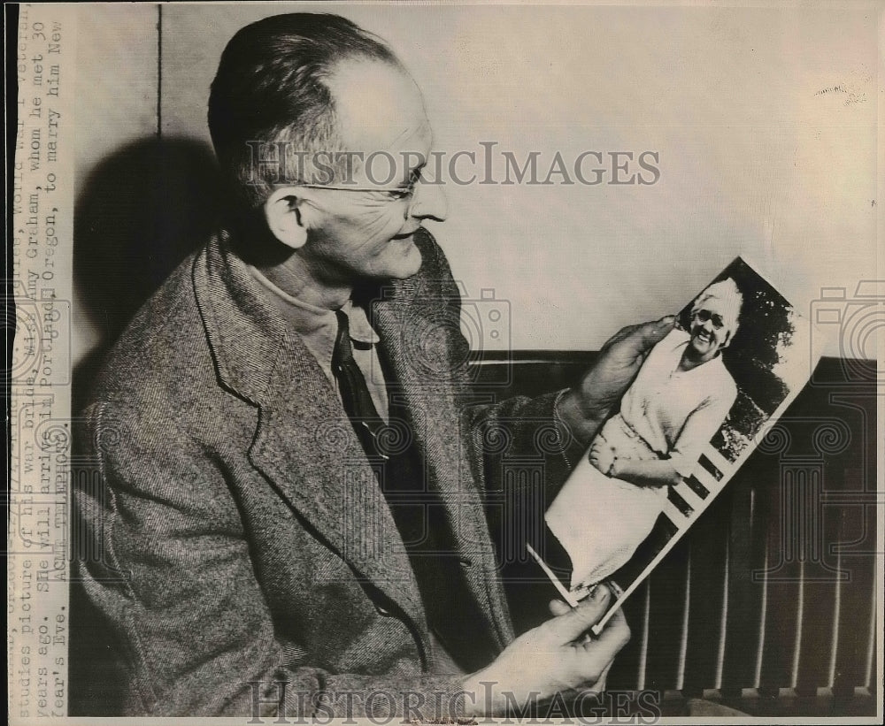 1948 Press Photo WW I vet Kindle C. Satterlee &amp; photo of his war bride - Historic Images