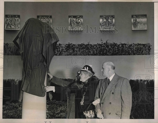 1939 Mrs Sarah Delano Roosevelt & bust of Pres. son, Ed Flynn - Historic Images