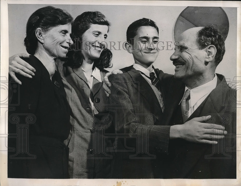 1947 Sicilian Salvatore Giallanza reunited with family in Milwaukee - Historic Images