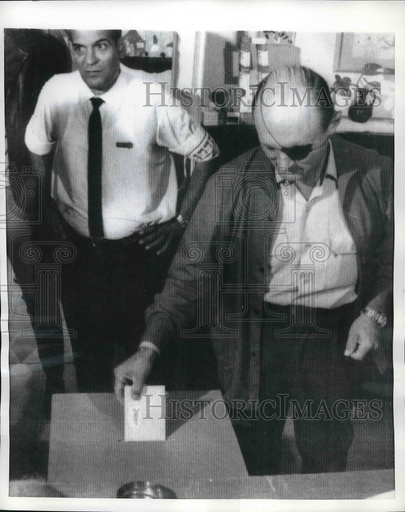 1969 Press Photo Israeli Defense Minister Moshe Dayan Votes in Israeli Election-Historic Images