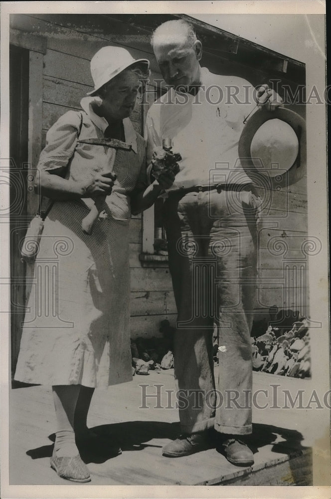 1937 Mrs Josie Bishop & atty Ray Bailey & her radium claim - Historic Images