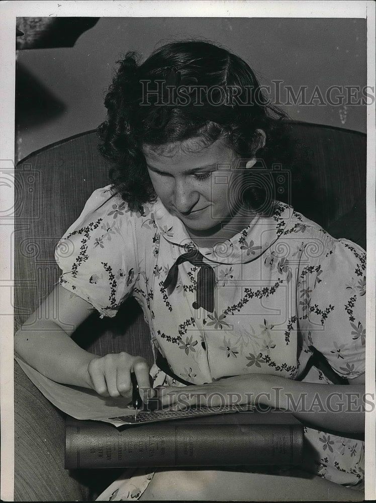 1938 Press Photo Martha J Stainton, blind girl wins Constitution essay contest - Historic Images