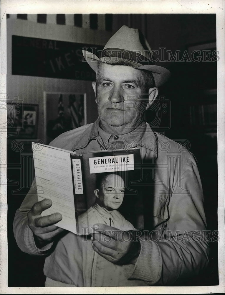 1945 Gen. Eisenhower Rin Snyder looks over book  - Historic Images
