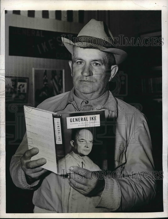 1945 Gen. Eisenhower Rin Snyder looks over book  - Historic Images