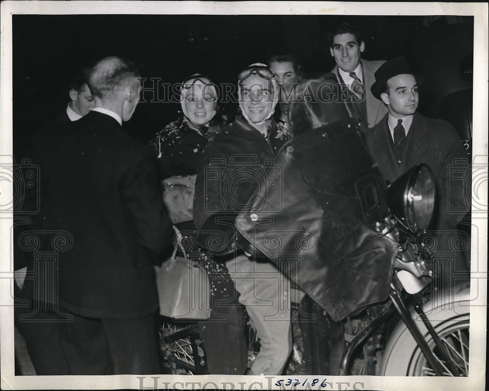 1939 Press Photo Mr & MrsWillis B Sharron on Motrocycle - nea97361 - Historic Images