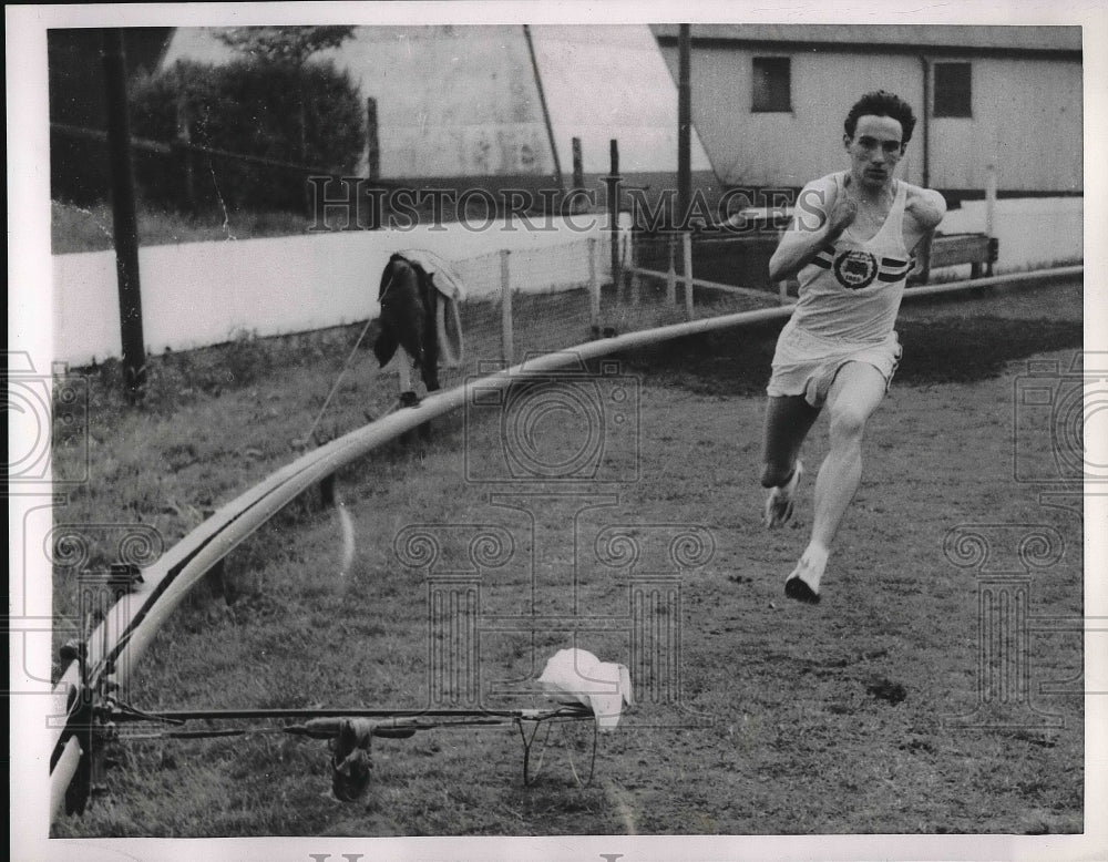 1960 British Olympic ho[peful Peter Radford in training  - Historic Images