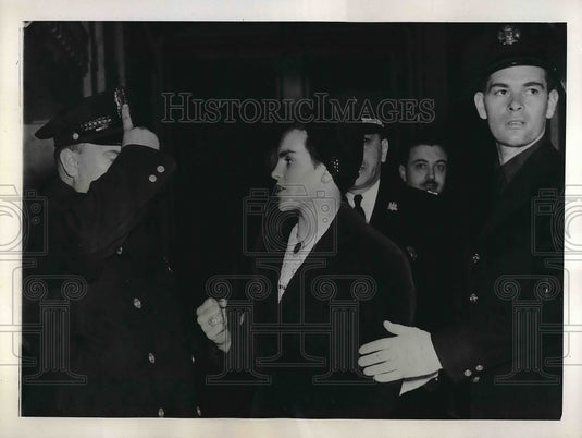 1941 Press Photo Louise Dean Militant Dessenter Trhoen out of Meeting - Historic Images