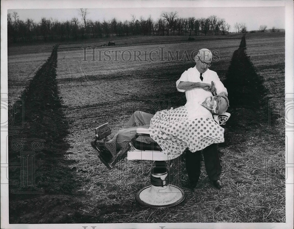 1958 Press Photo Roy Bowman celebrates 60th anniversary as a barber - nea97497 - Historic Images